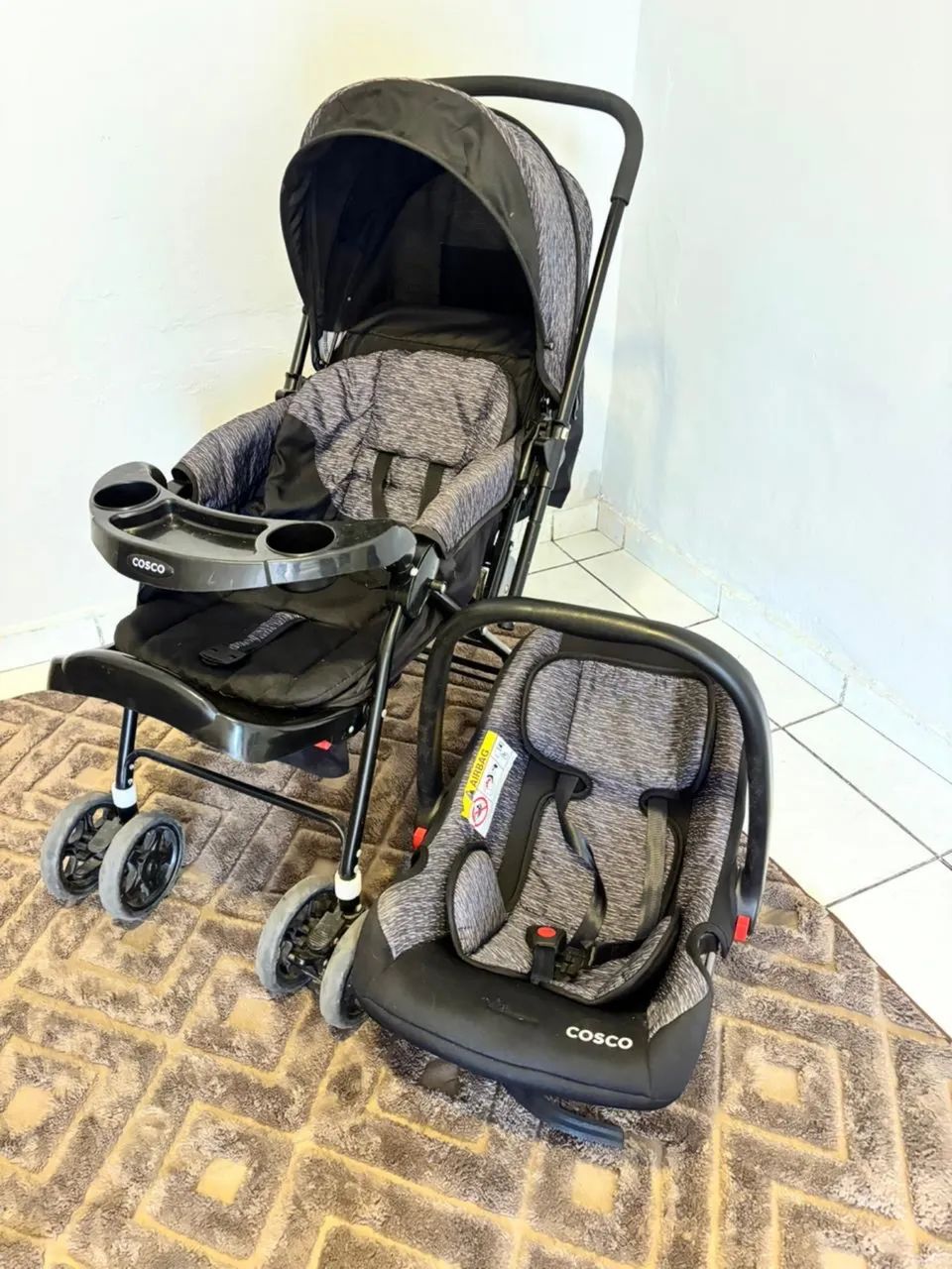 Carrinho de bebê + bebê conforto 