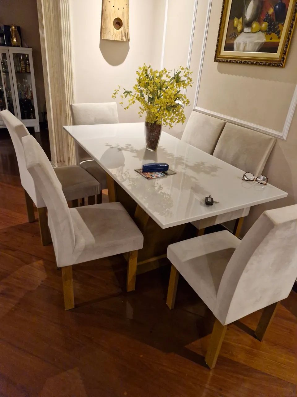 Mesa com 6 cadeiras, pés de madeira, pouco uso - Foto 2