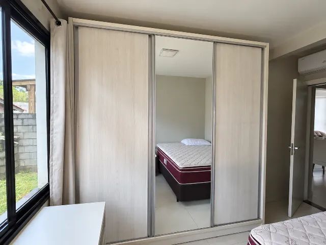 Roupeiro planejado em MDF com espelho 