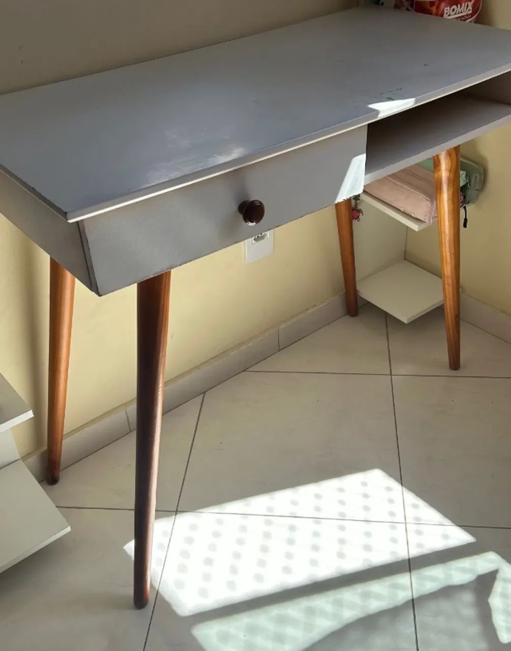 Mesa simples com gaveta