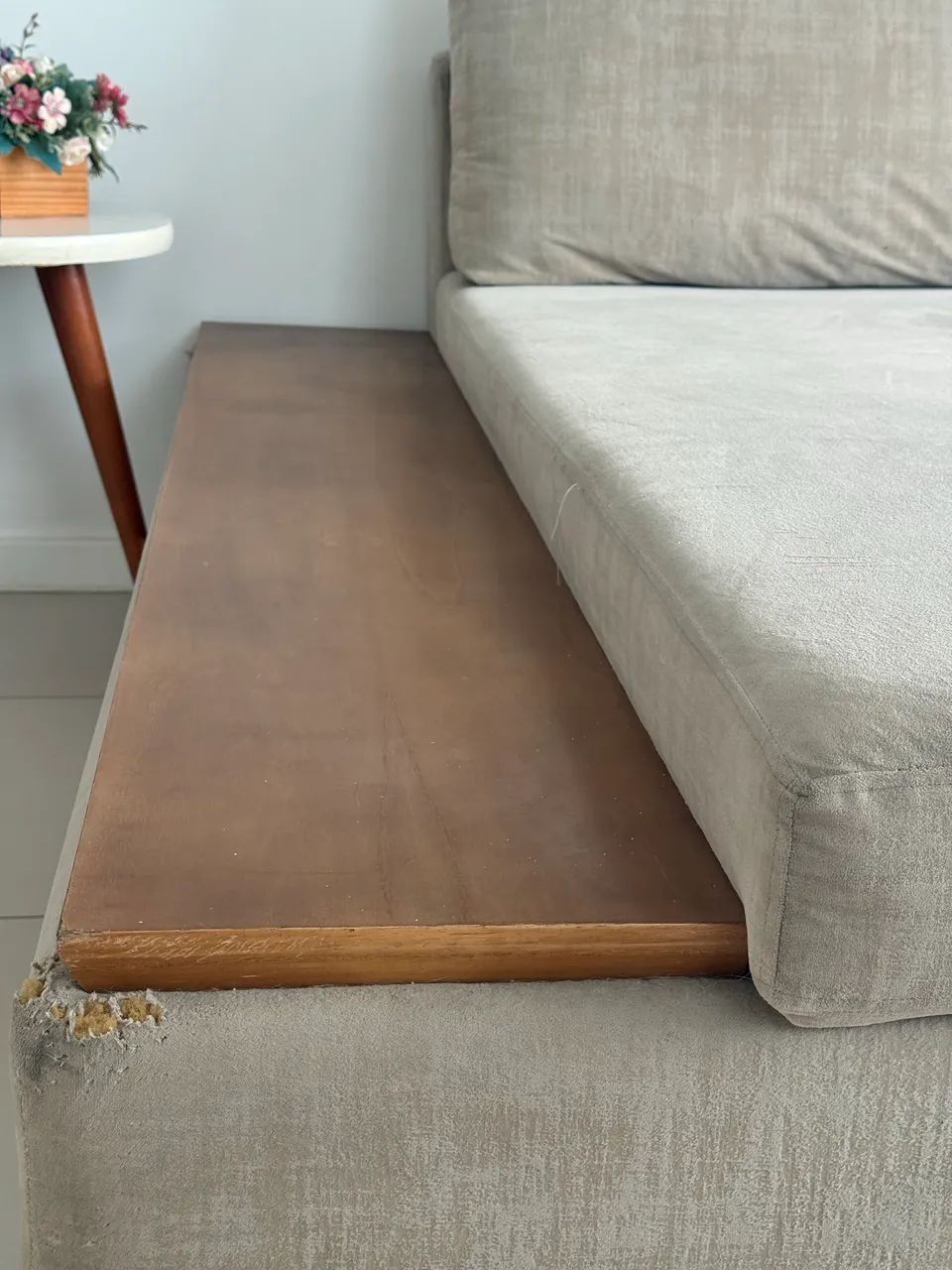 Sofá com chaise estofado e madeira  - Foto 3