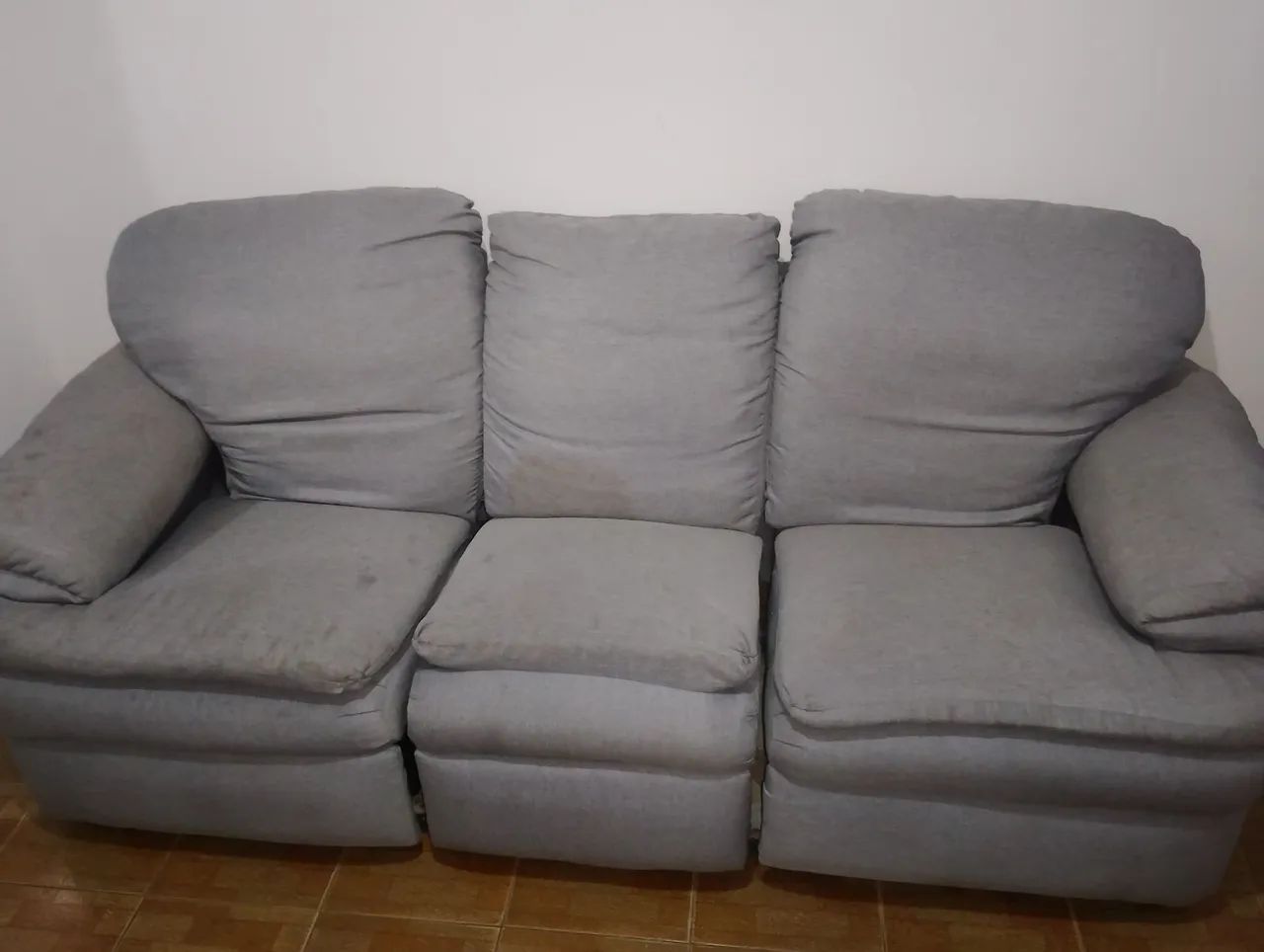 Vendo sofá retrátil ambos os lados sem nenhum defeito perfeito está sujo não manchado  - Foto 3