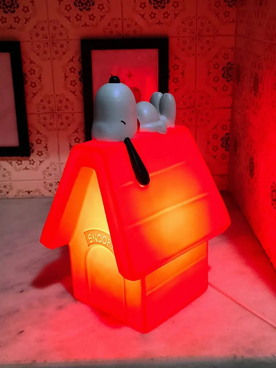 lindo abajur do snoopy colecionador funko pop casinha decoração luz lâmpada led vermelho - Foto 2