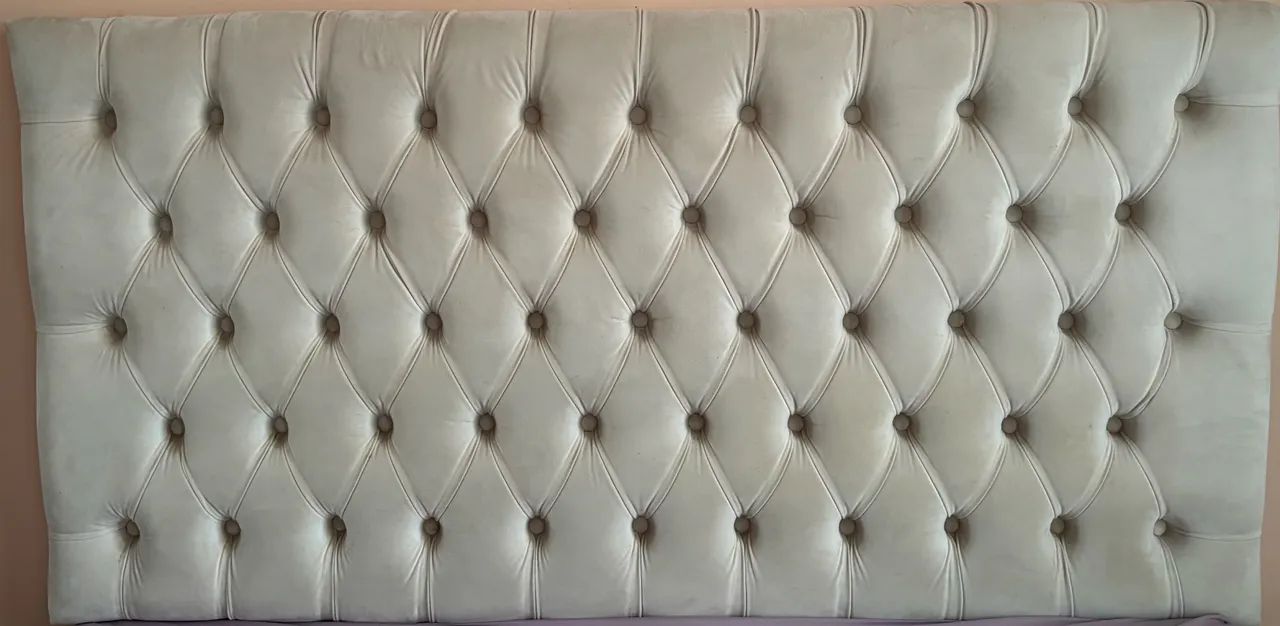 Cabeceira de cama estofada bege clara 
