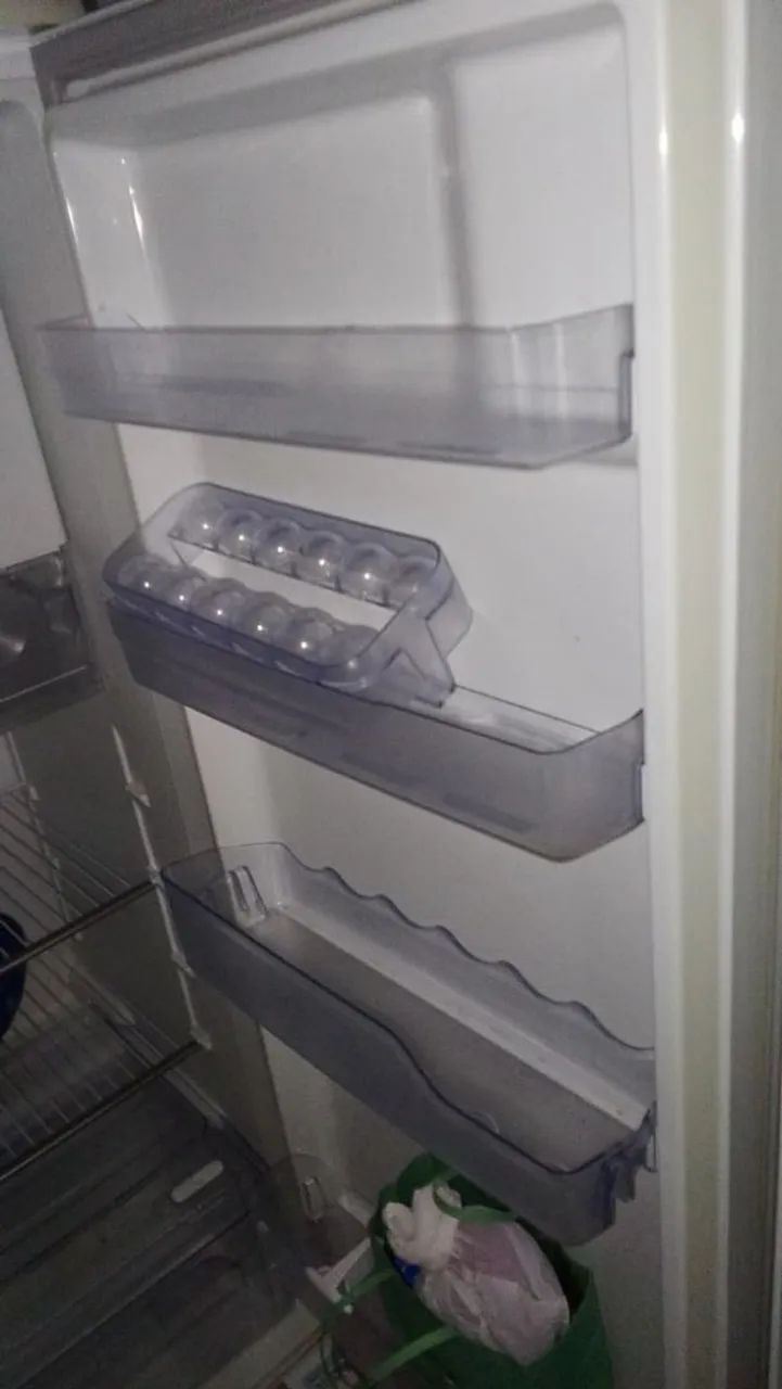 Geladeira usada, mais funciona tudo perfeitamente  - Foto 2