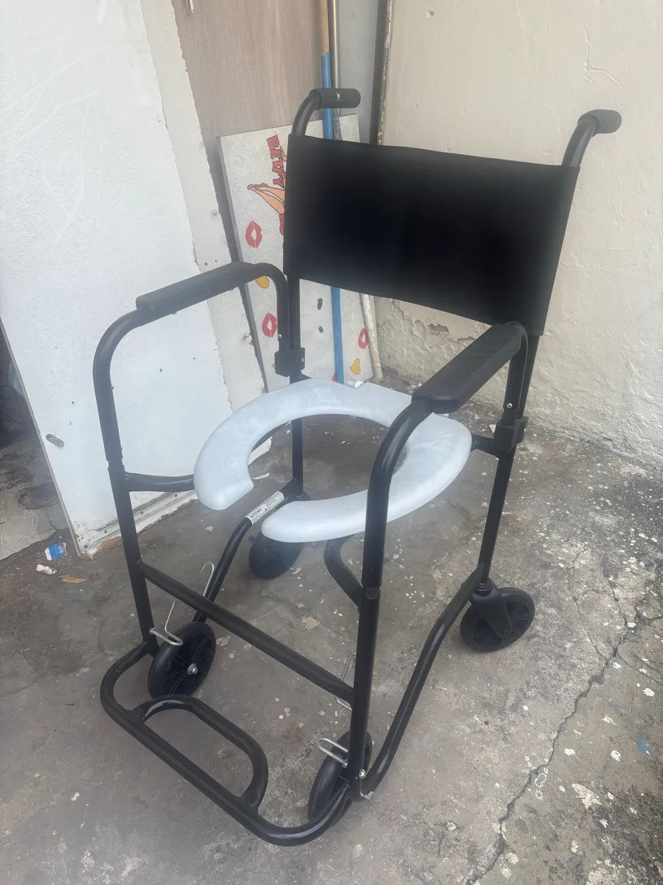 Vendo cadeira de banho nova 