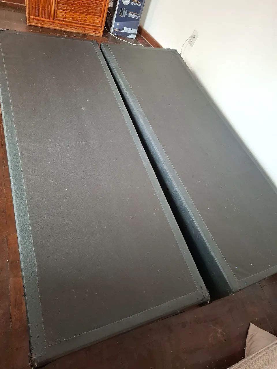 Sofá pequeno e base de cama de casal - Foto 4