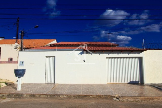 Linda casa térrea semi mobiliada localizada no bairro Aponiã 