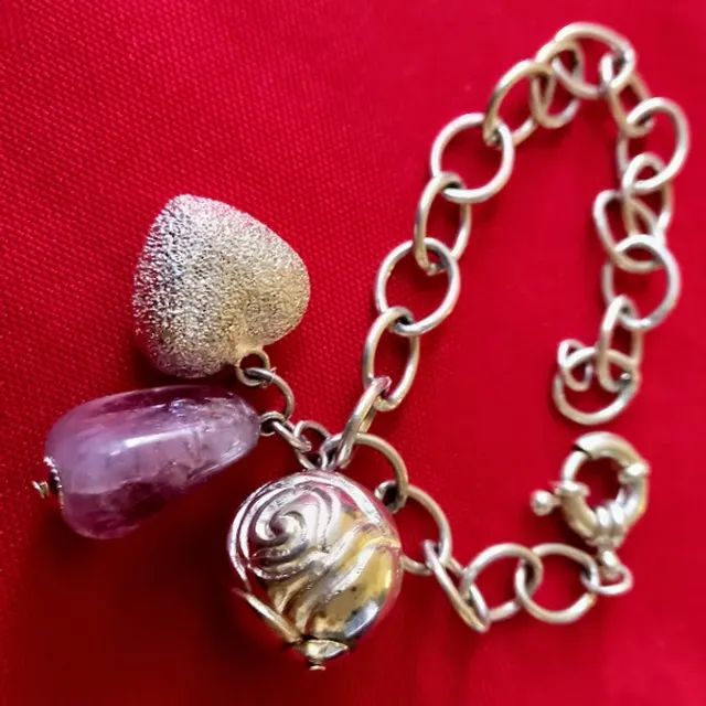 Pulseira de Prata Polida com Balangandãs (bolinha, coração e pedra lilás) - Foto 3