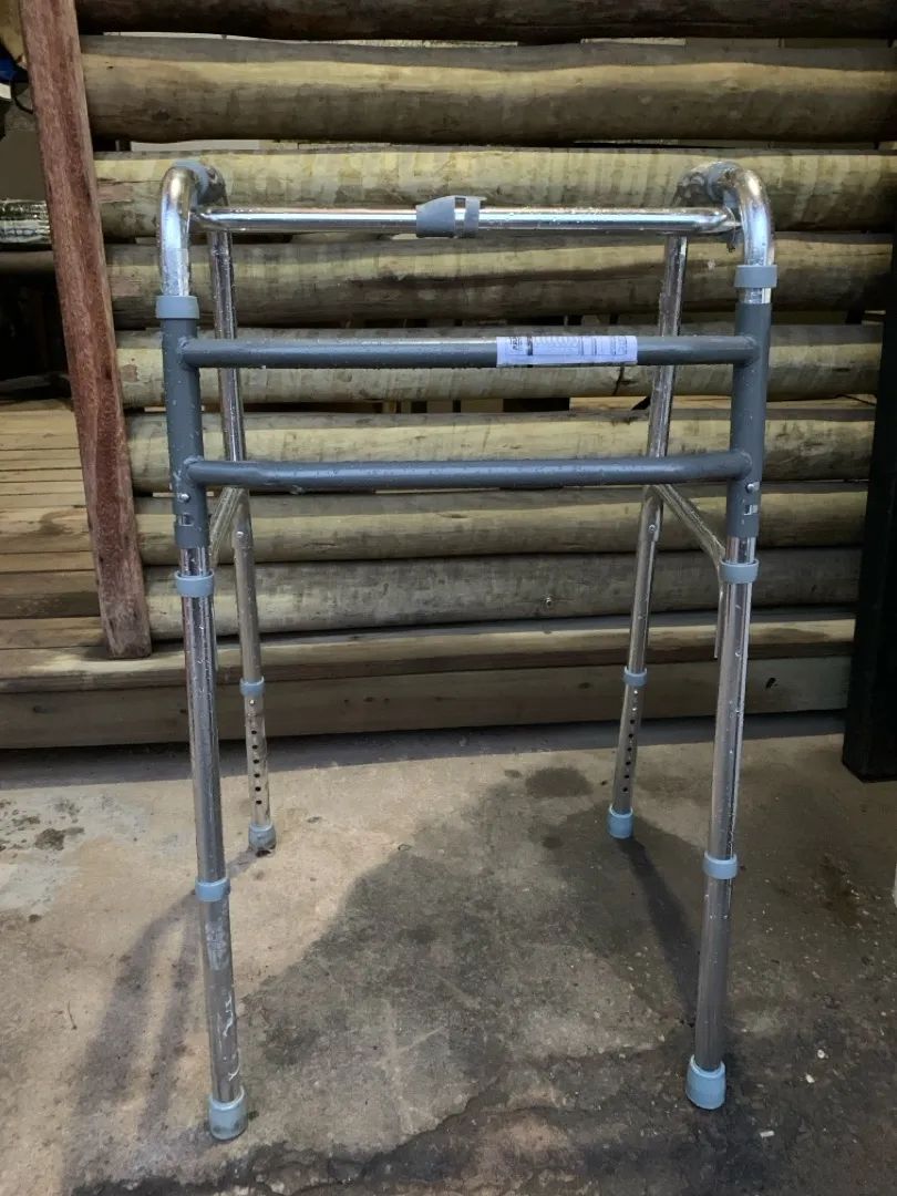 Andador de alumínio novo 