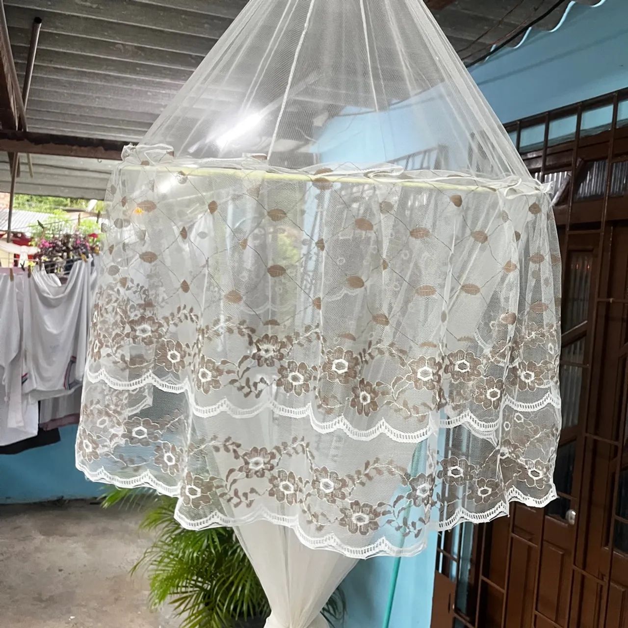  2 Mosquiteiros de Cama - usado - Branco com detalhes em marrom