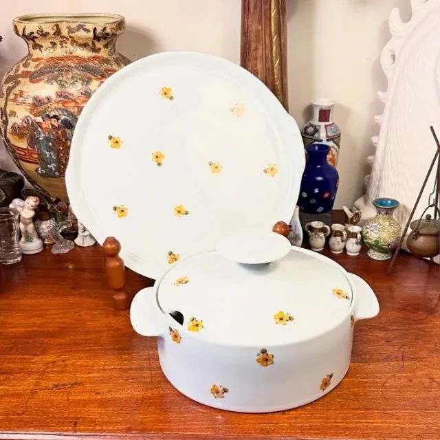 Conjunto de sopeira acompanhado por um prato de bolo Renner.