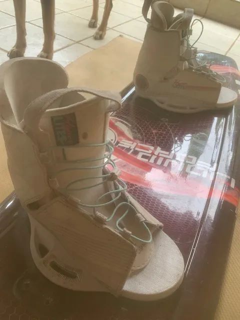 prancha liquid force 134 + botas hyperlite  - Foto 2