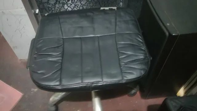 Banco cadeira giratória, em corvin, cor preta, base inox, elevação a gas. E outros! - Foto 2
