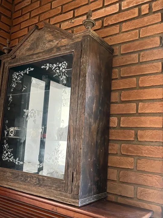 Oratório em madeira com a espelho e iluminação interna - peça antiga  - Foto 3