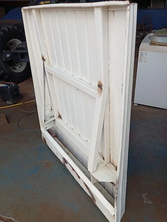 Capota de aço trator