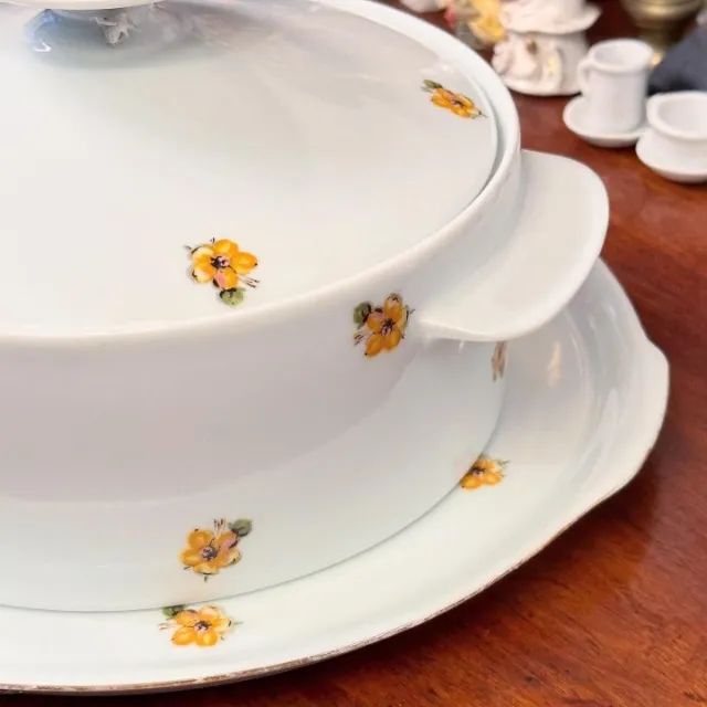 Conjunto de sopeira acompanhado por um prato de bolo Renner. - Foto 4