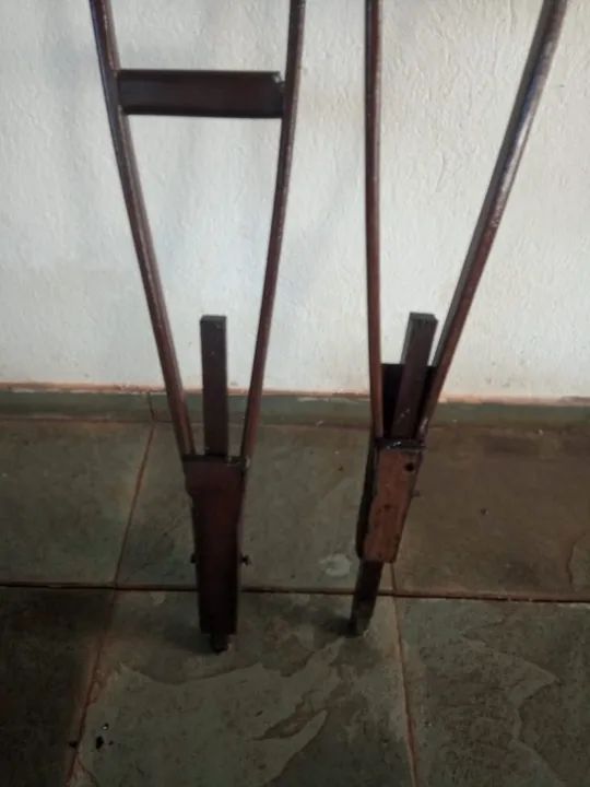 Kit contendo 3 três muletas - 1 de alumínio e as outras duas de madeira - Foto 4