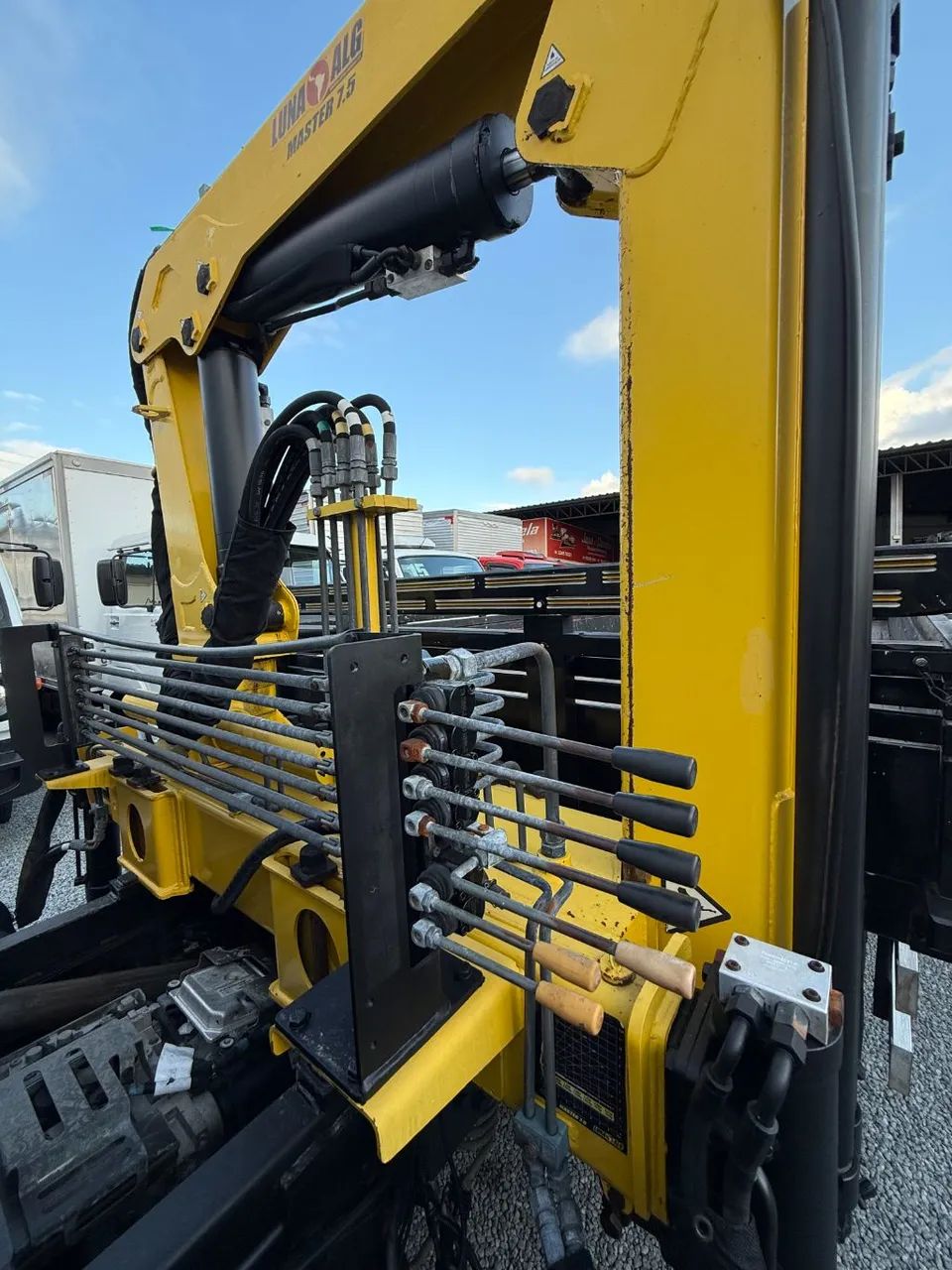 Accelo 1316 Munck 7.500 Com Carroceria  - Foto 11