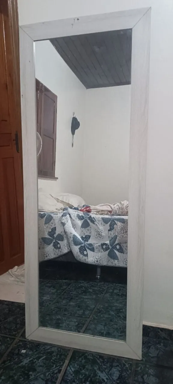 Espelho de Parede Retangular com Moldura Clara