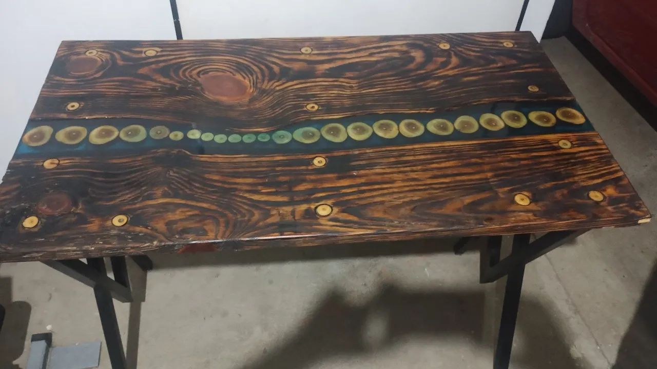 Mesa de madeira com resina epóxi - Foto 2