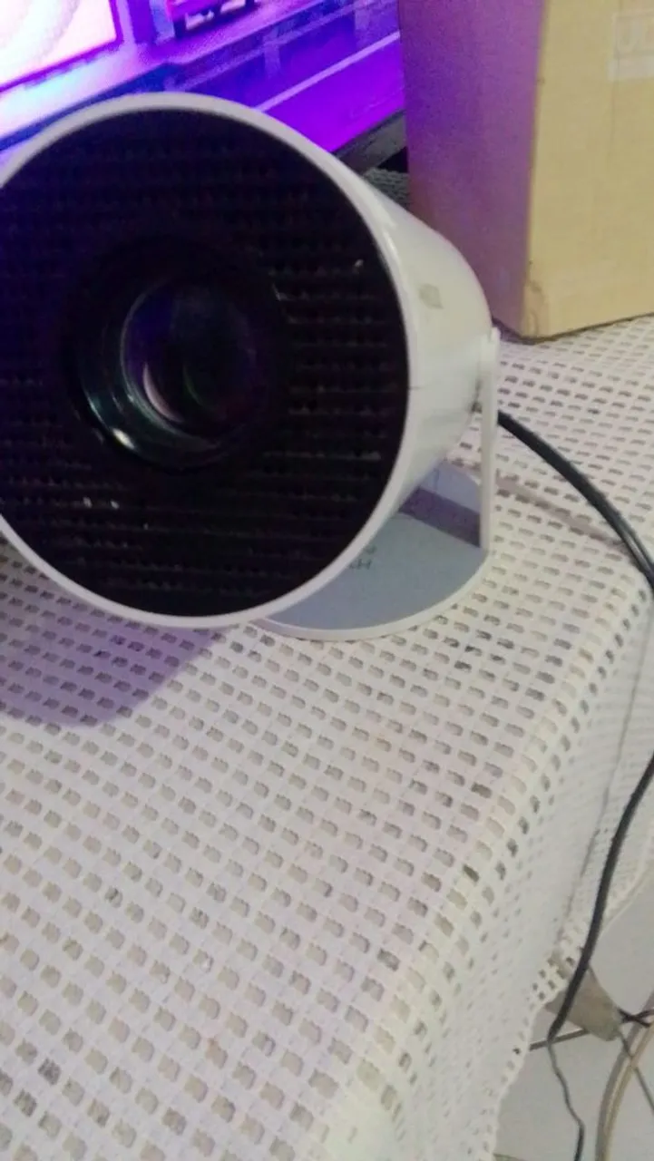 Projetor Portátil Branco - Qualidade e Praticidade