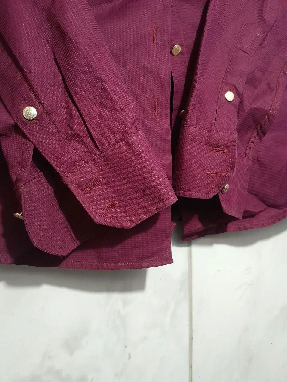 Camisa vinho com detalhe floral - Foto 5