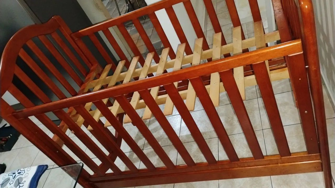 BERÇO DE MADEIRA MACIÇA MOGNO PARA BEBÊ - Foto 2