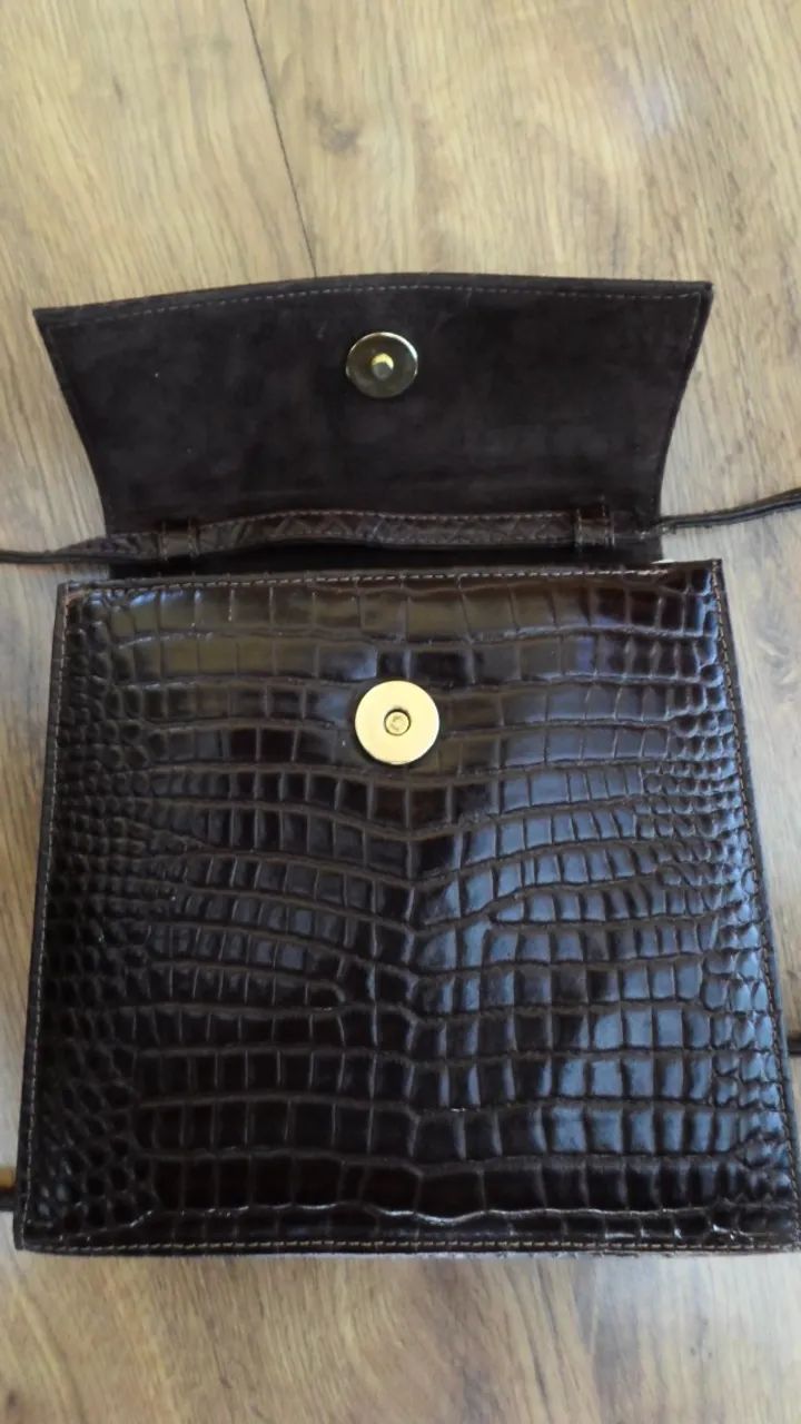 BOLSA COURO MARROM QUADRADA ESTILO CROCO -TRANSVERSAL (usada)   - Foto 2