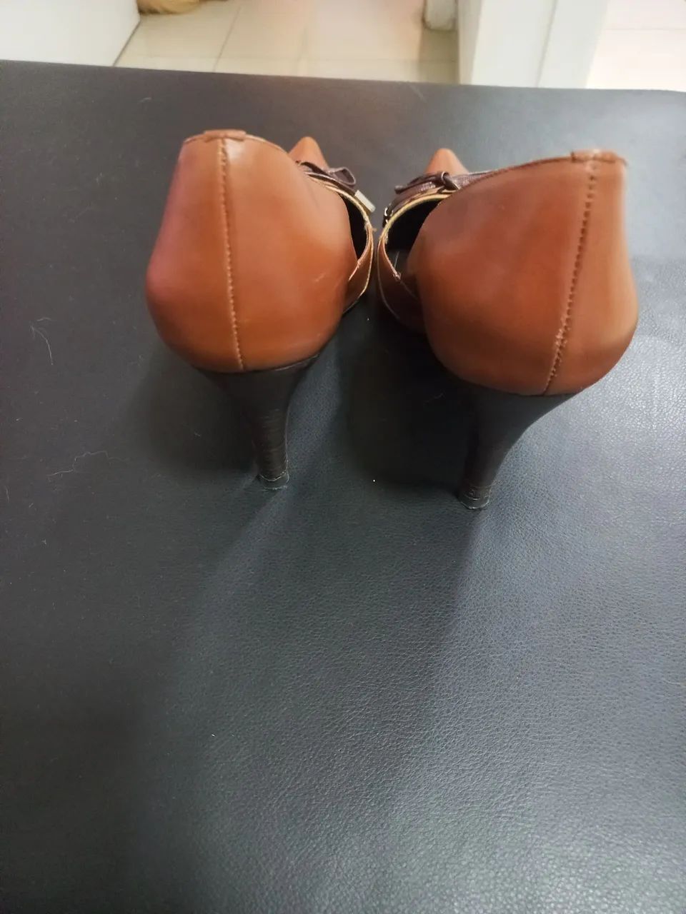 Scarpin Saad de Couro Marrom e Bege - Foto 4