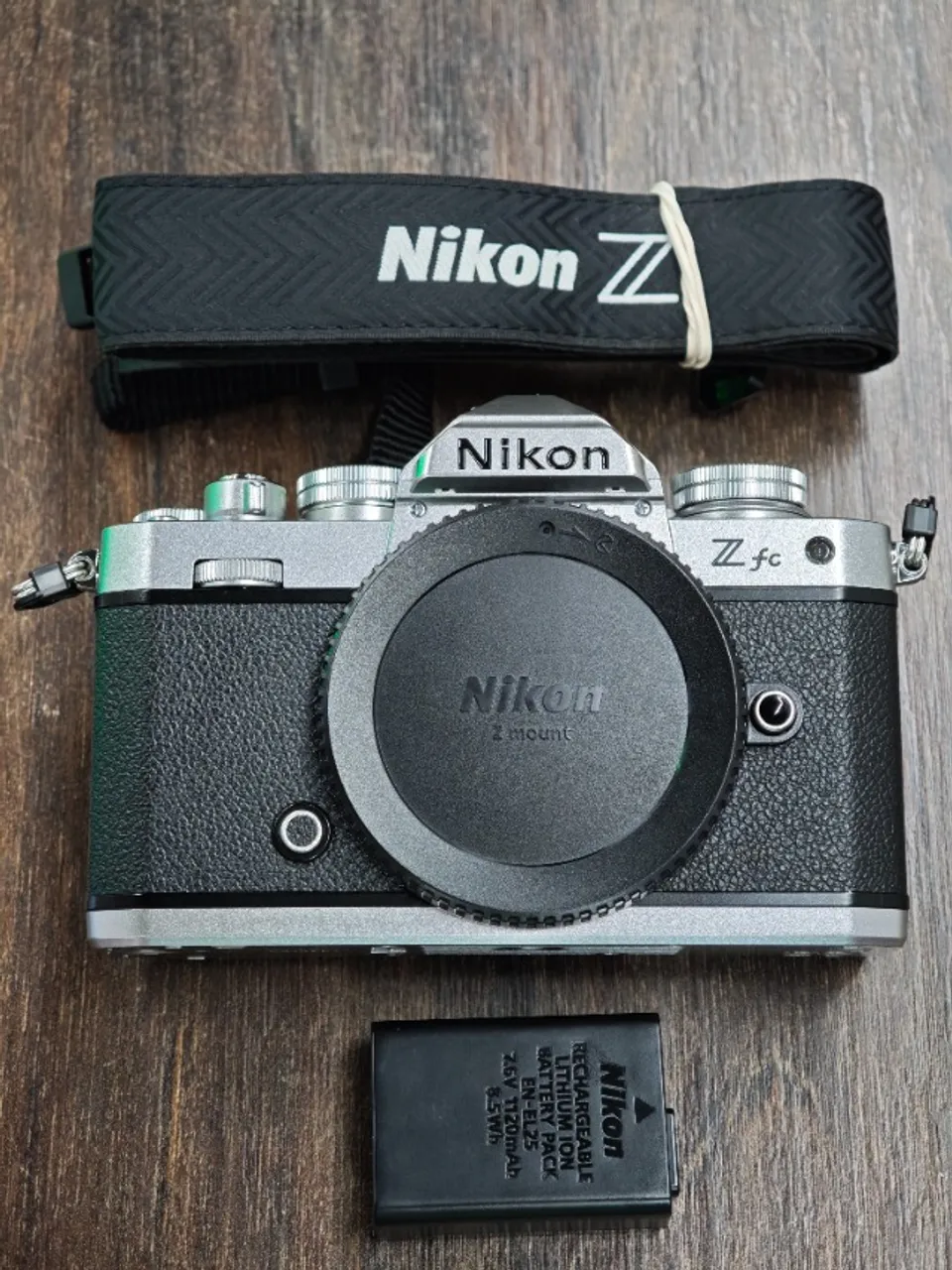 Camera Nikon ZFc prata corpo