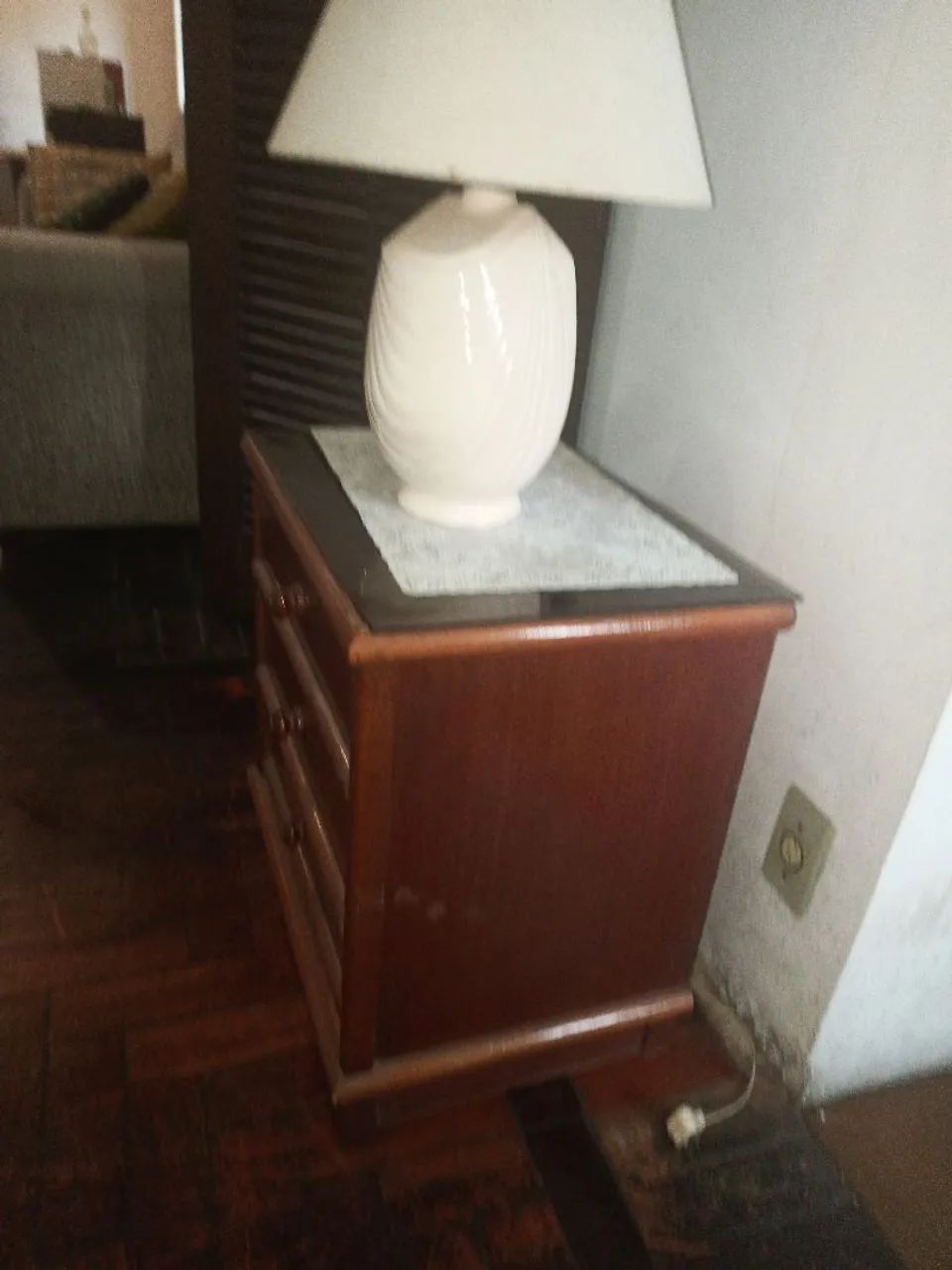 Criado mudo com 3 gavetas e abajur de brinde  - Foto 2