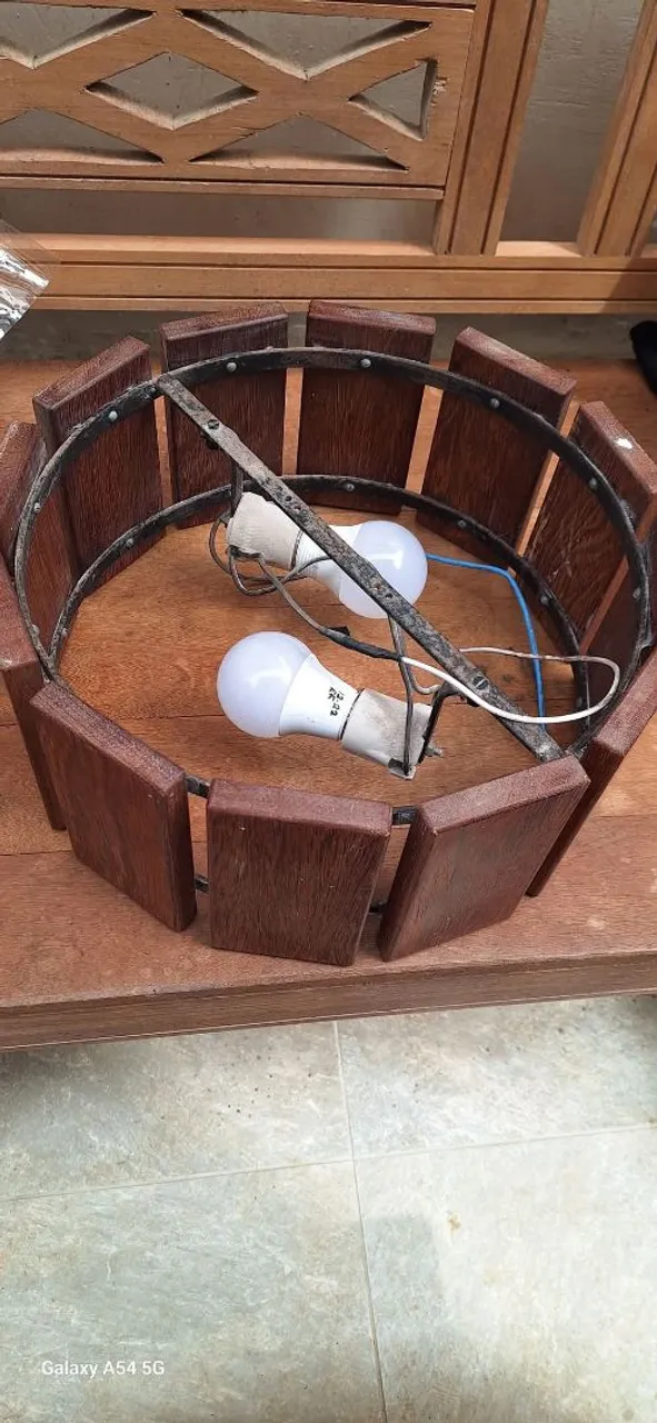 Lustre de madeira com 2 lâmpadas e tampo vidro
