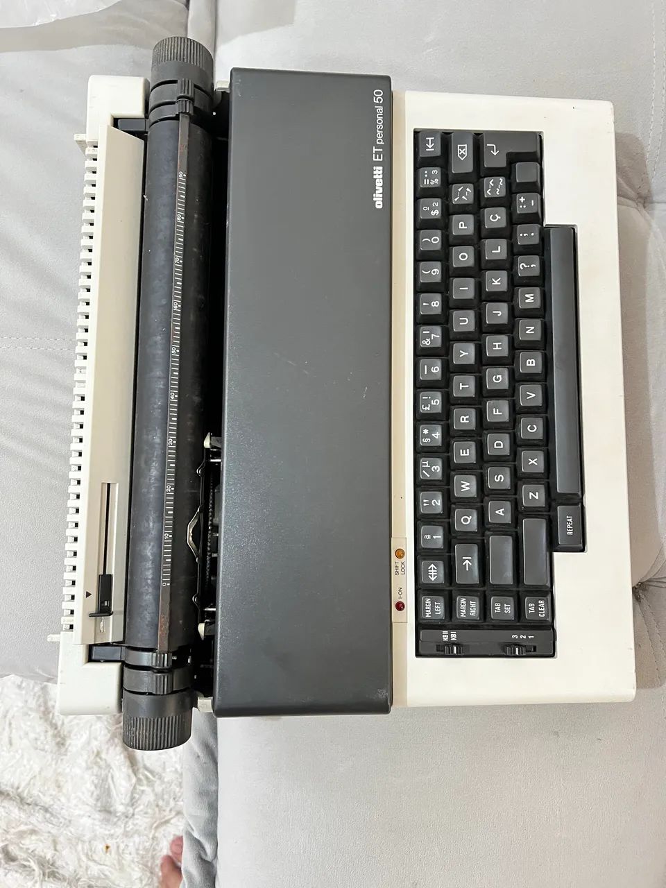 Máquinas de datilografia elétrica e mecânica 