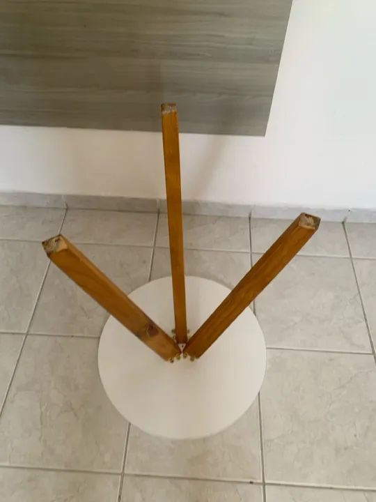 Mesa de centro redonda branca com pernas de madeira - Foto 2