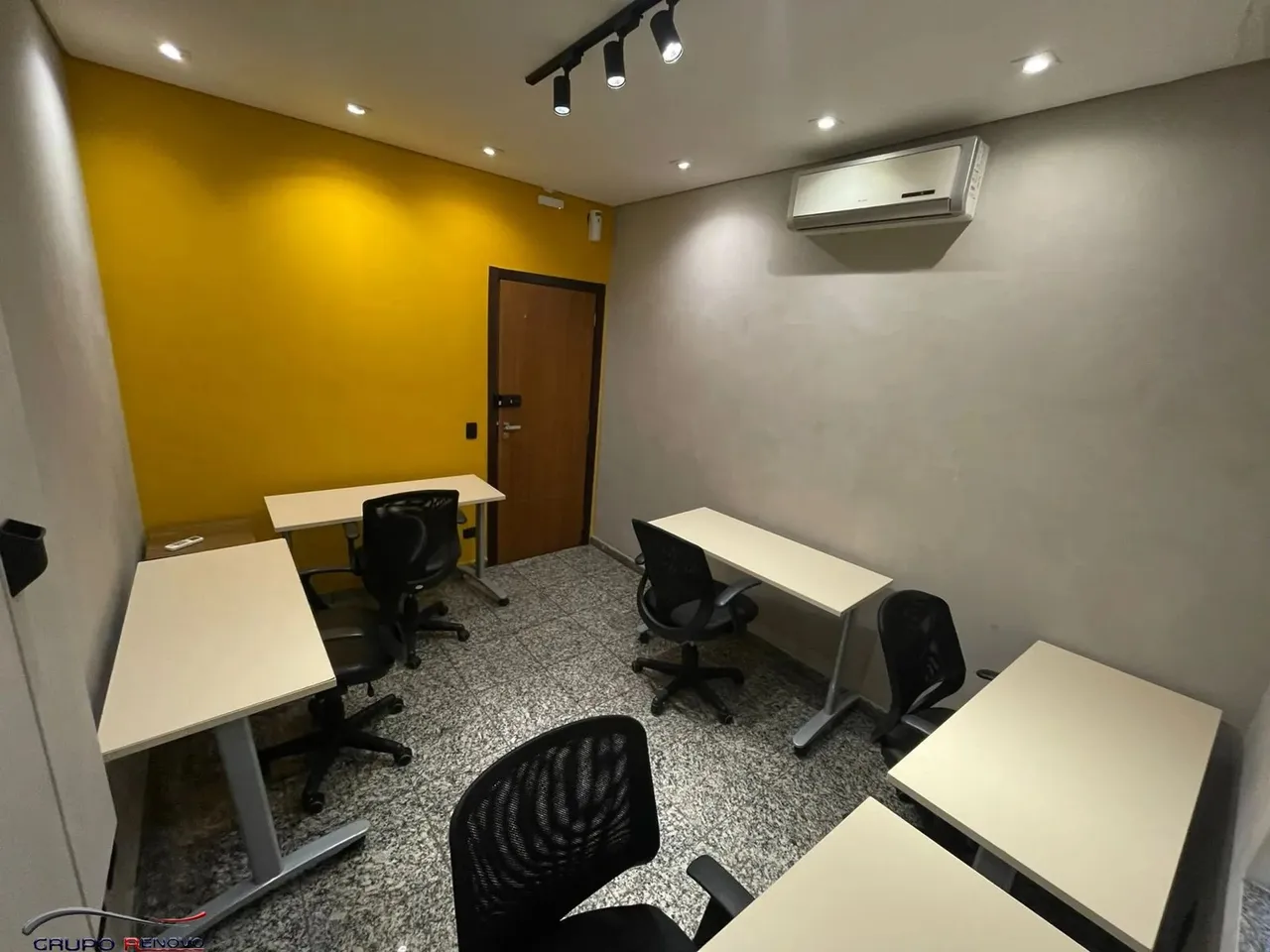 Sala comercial Mobiliada com Ar Condicionado - Locação - Brooklin, São Paulo - 1 sala, 1 b
