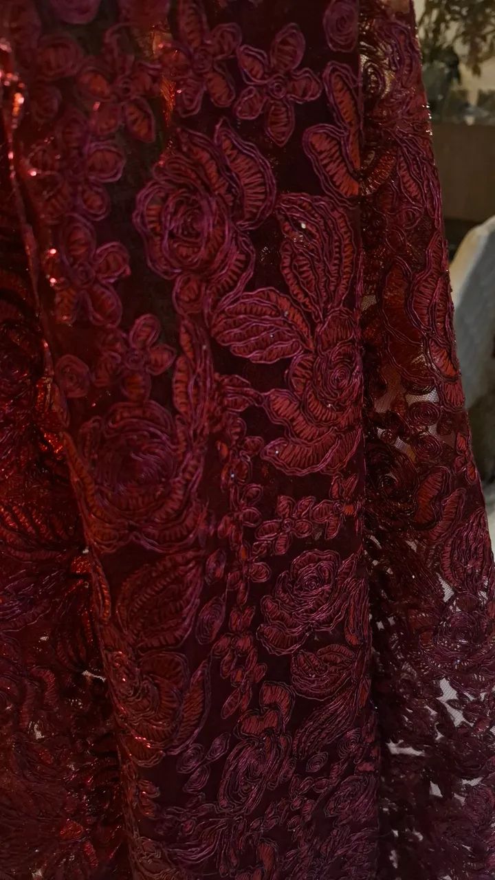 Renda Bordada Floral Vinho - Elegância e Charme