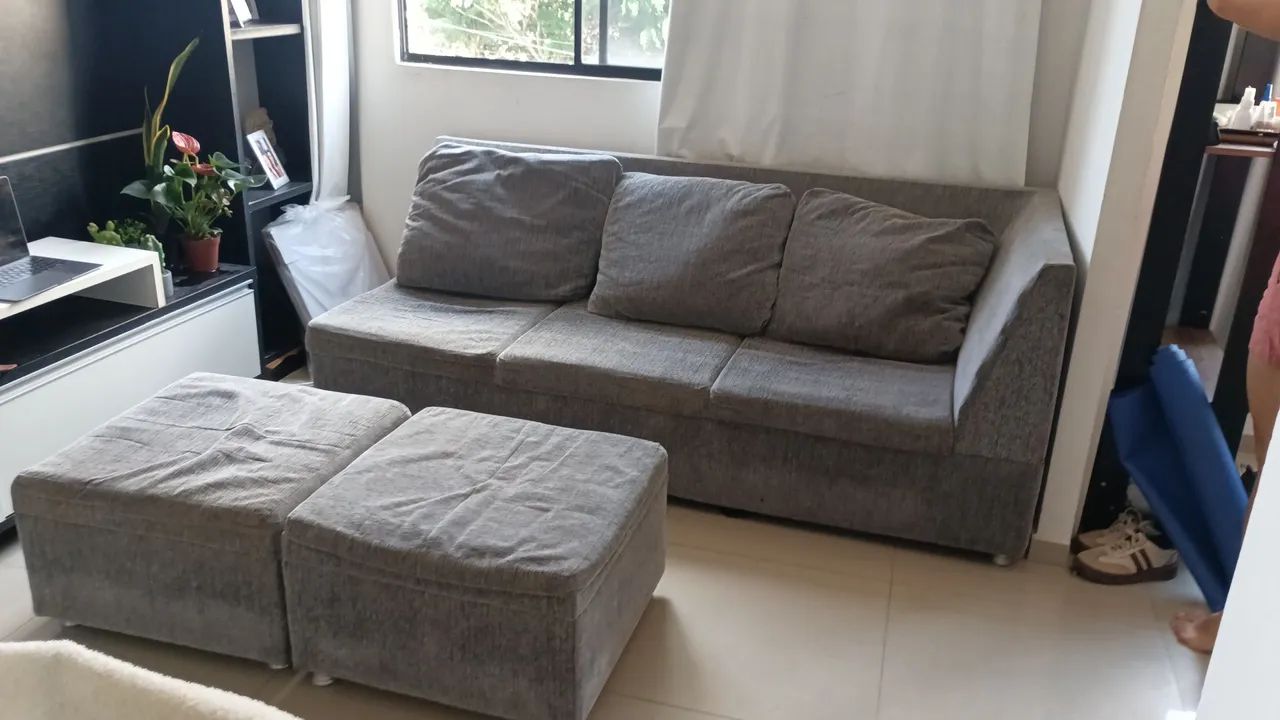 Sofá cinza com puffs - 3 lugares