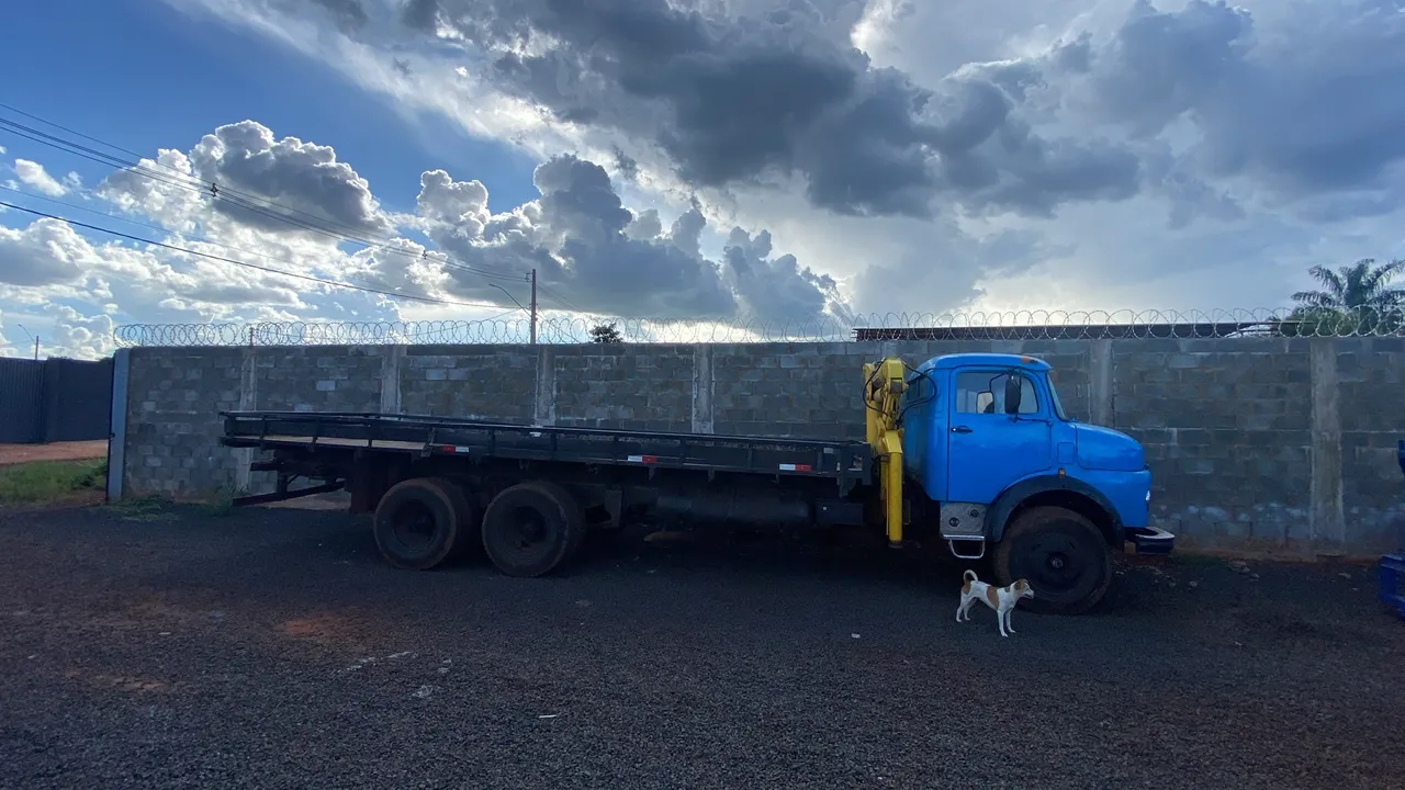 Vendo caminhão mb 1113 com Munck 3500 kls
