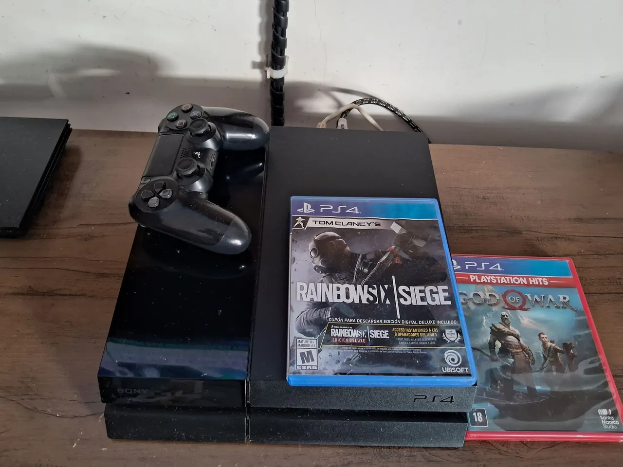 Playstation 4 com Jogos Rainbow Six Siege e God of War