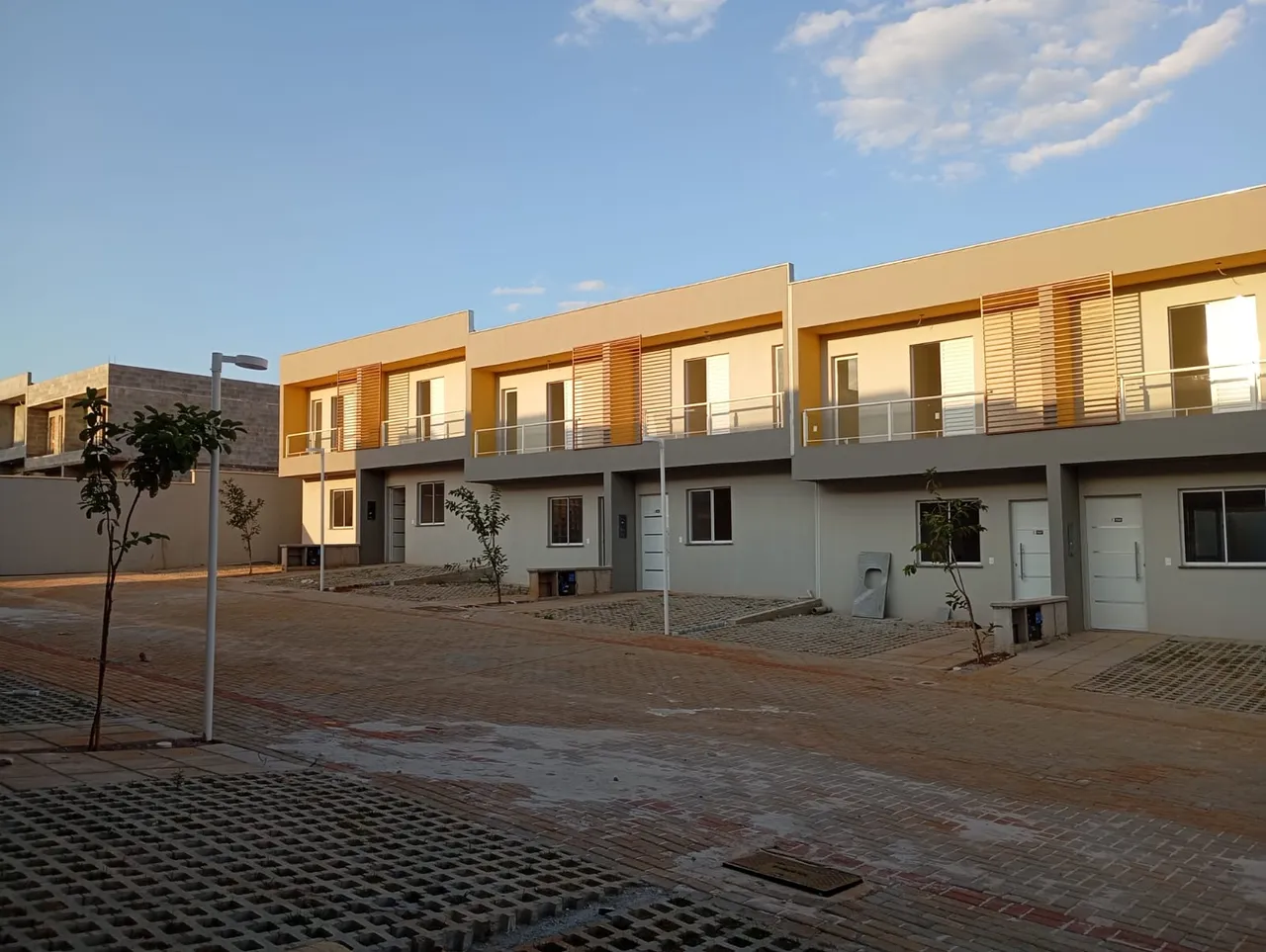 Sobrado com 3 dorms com suíte, condomínio fechado com lazer completo
