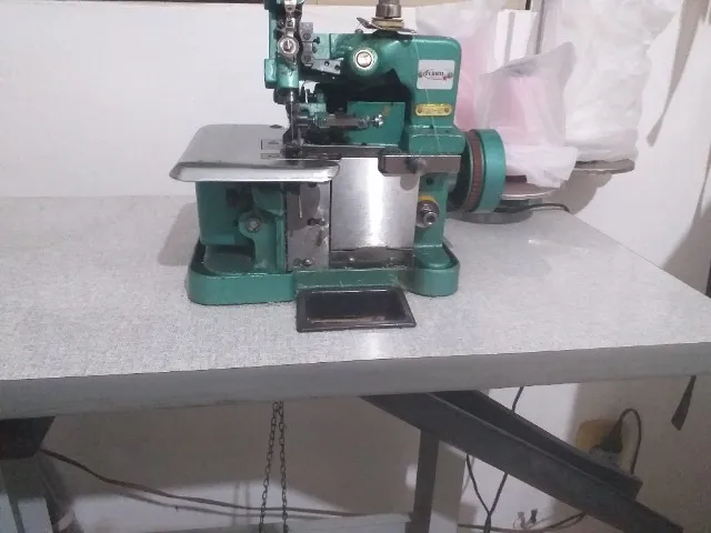 Máquina Ovelorlock Flawil com Mesa