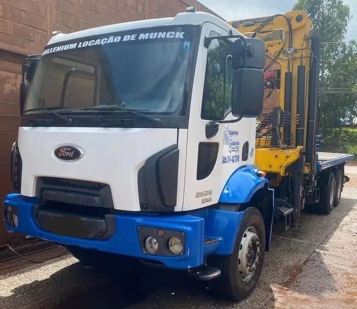 Ford cargo 2629 carroceria munk 6x4 Ano 2015