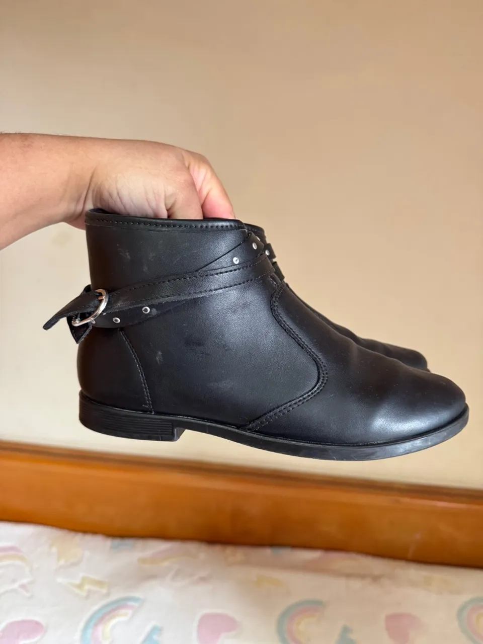 Bota Infantil de Couro Sintético - Elegância para os Pequenos