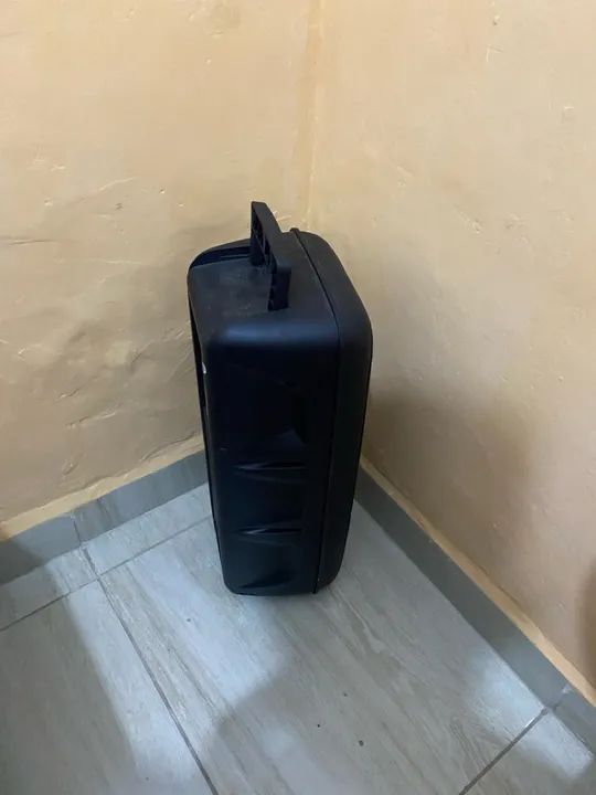 Vendo esse ventilador e essa caixa de som bluetooth 