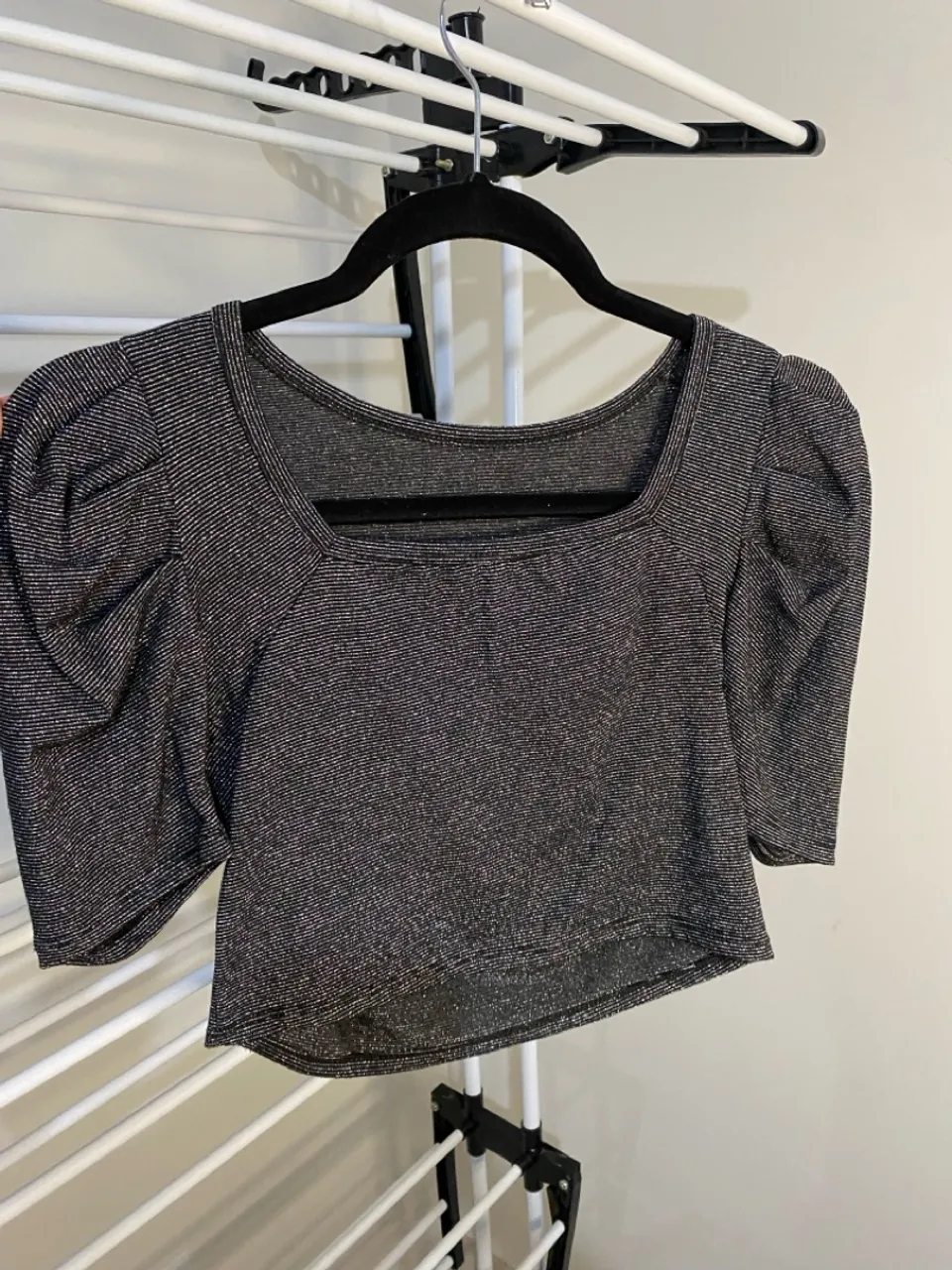 Blusas cropped em diversas estampas