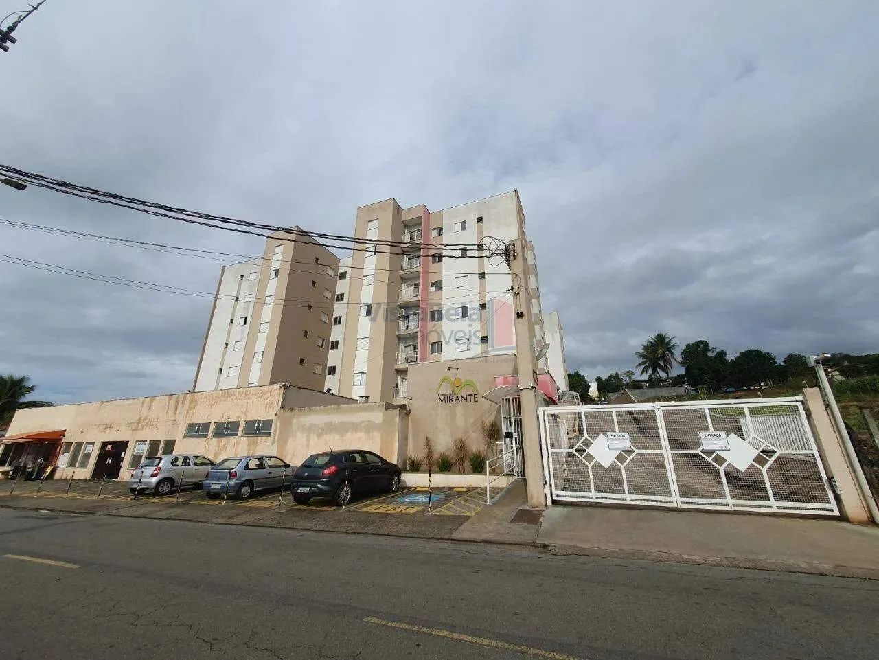 Apto com 2 dormitórios, banheiro, sala ampla, cozinha e área de serviço,