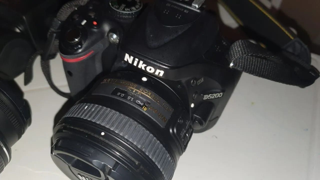 Nikon D5200 com 2 lentes, flash externo, bolsa e bateria extra.