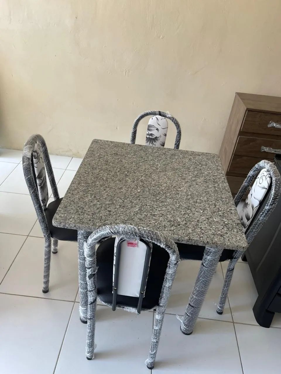 Mesa de jantar 4 cadeiras novas e lacradas disponíveis  - Foto 2