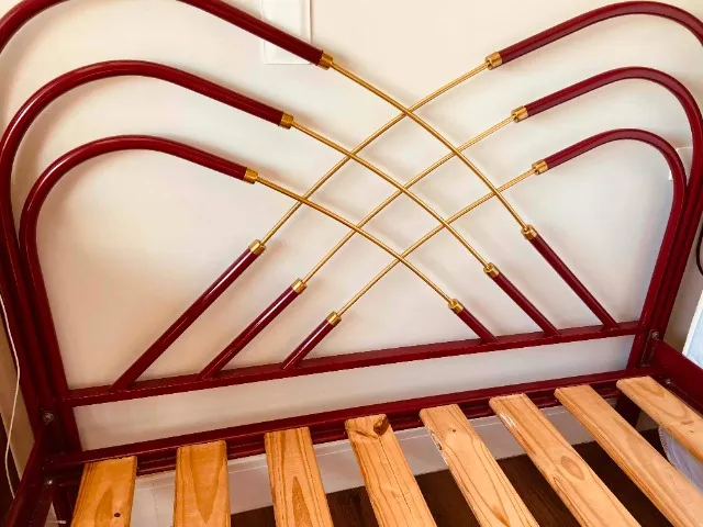 CAMA DE CASAL COM ESTRUTURA METÁLICA